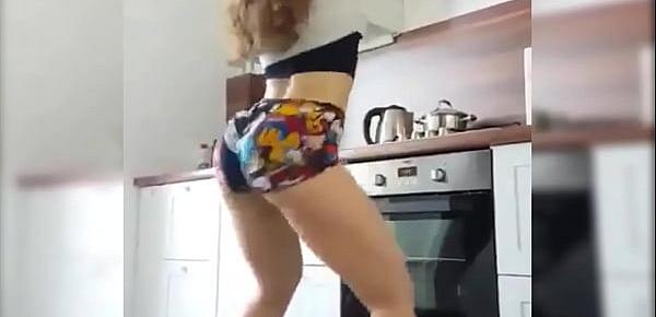  Nalgona baile muy sexy en la cocina
